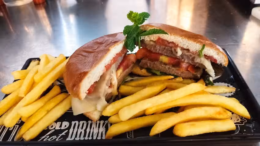 Alfredos Café Sports Lounge Bar by Moura Doce