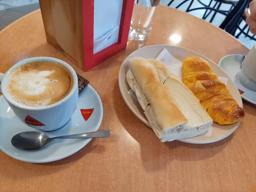 Pastelaria Pão Quente Mira Rio Lda