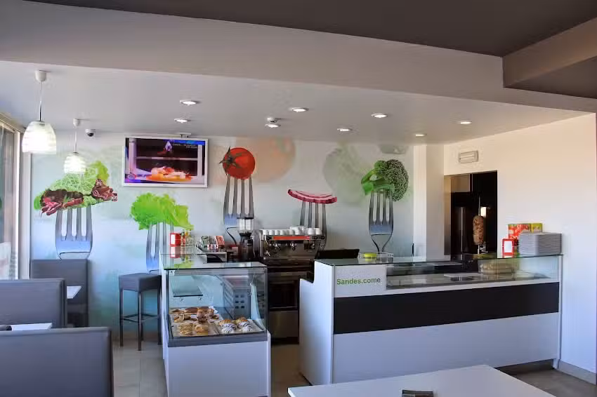 Sandescome kebab Francesinha Hamburguer Baguetes Saladas Pratos Combinados Sopas Snack Bar com fast food